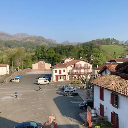 Appartement Entier, 2 Personnes, Rez De Chaussee, Terrasse Vue Montagne, Sur Gr10 *